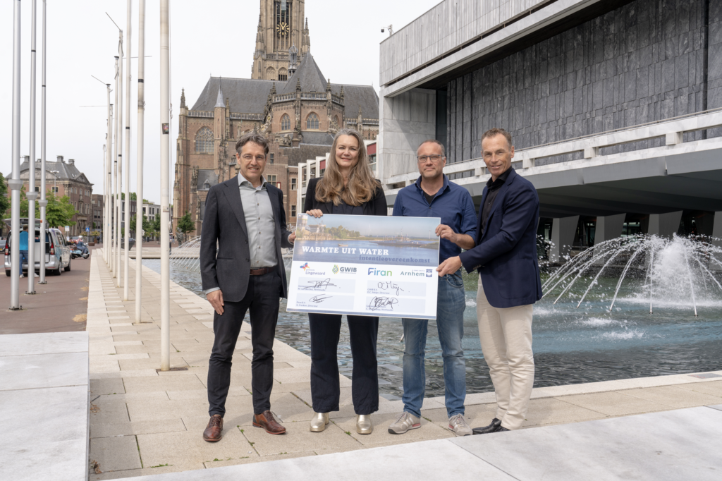 Guido Frenken, Cathelijne Bouwkamp, Maarten van den Bos en Detlef Meijer (vlnr) ondertekenen de intentie om samen te werken aan warmte uit water.
